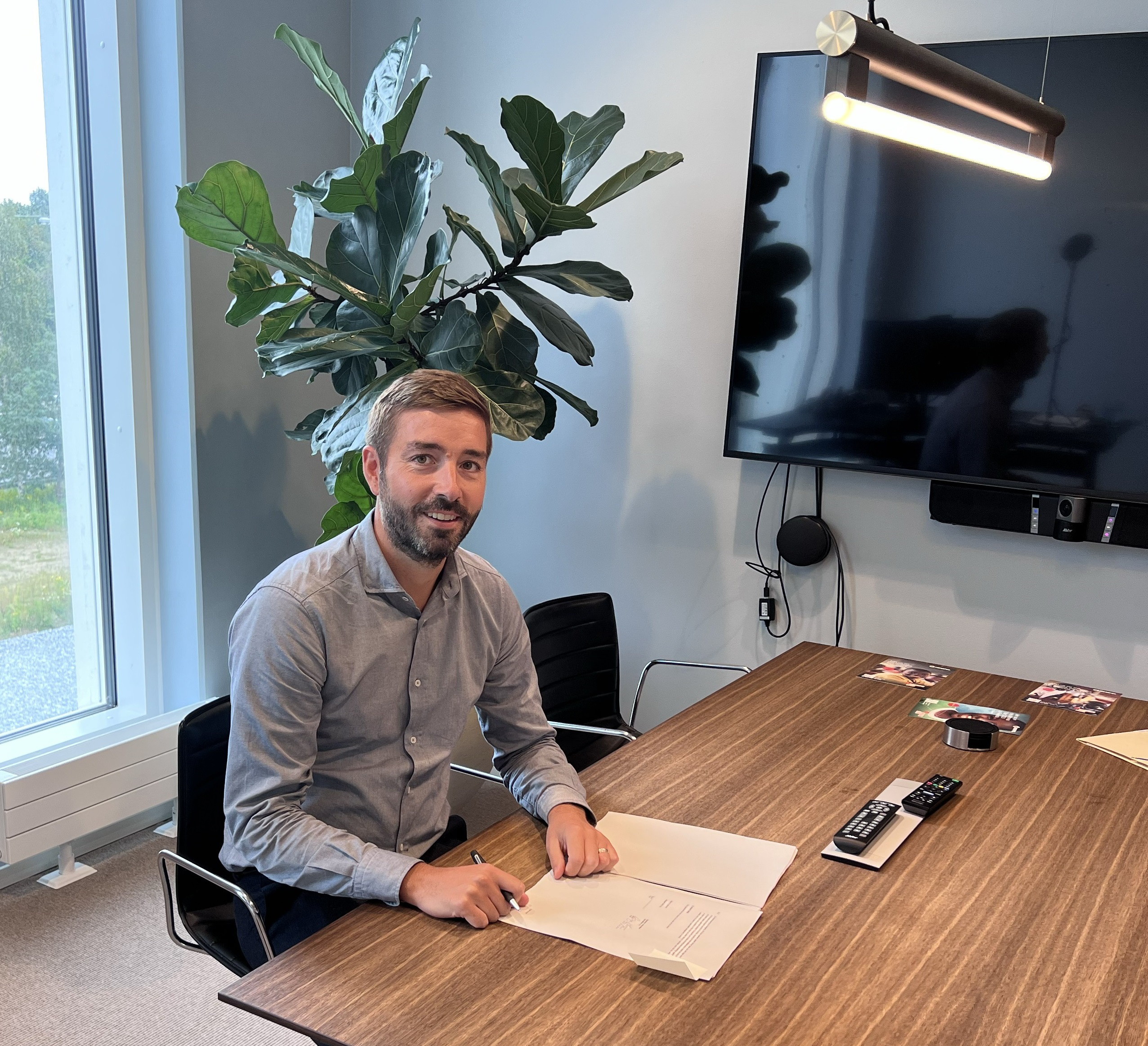 Alexander Enstroem signing US distributor contract - Crop1